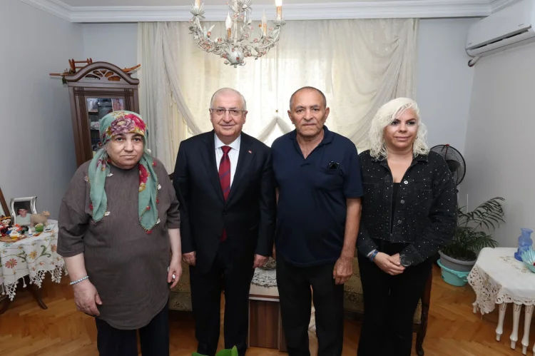 Bakan Yaşar Güler'den İstanbul'da Şehit Ailesine Vefa Ziyareti - Detay Görsel 2