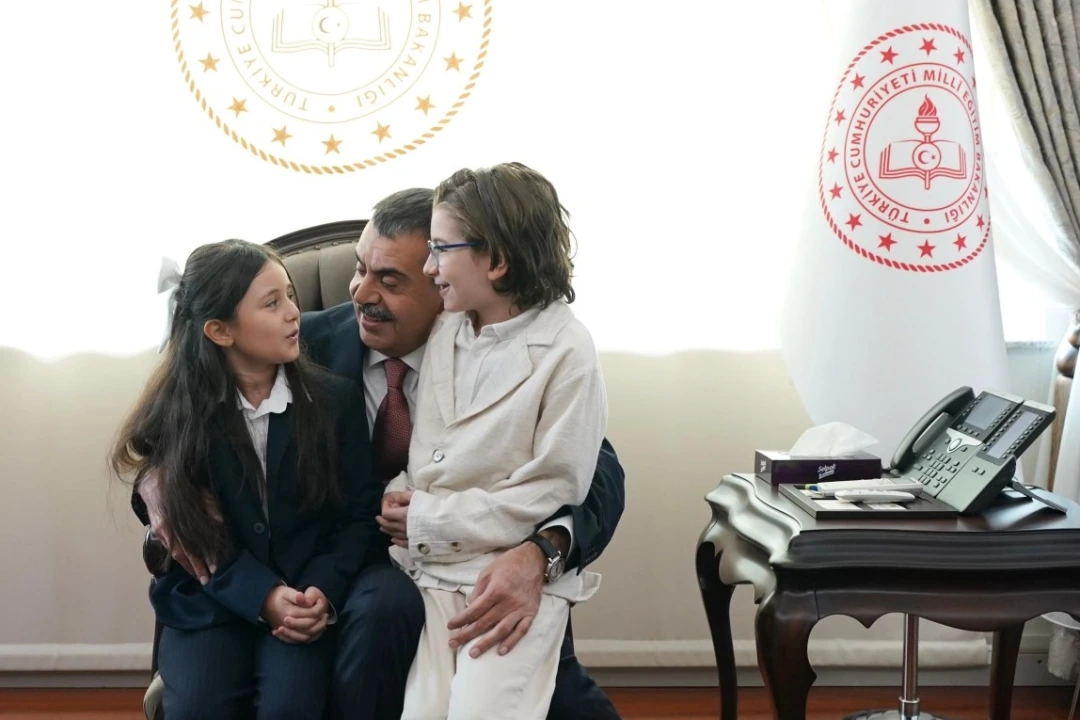 Cumhurbaşkanı Erdoğan ile şarkı söylemişlerdi… Bakan Tekin o çocukları ağırladı