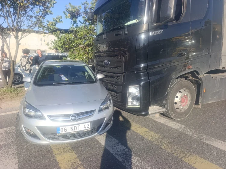 Düzce D-100 Kara Yolunda Korkutan Kaza: Tır ile Otomobil Çarpışınca Trafik Felç Oldu - Detay Görsel 3