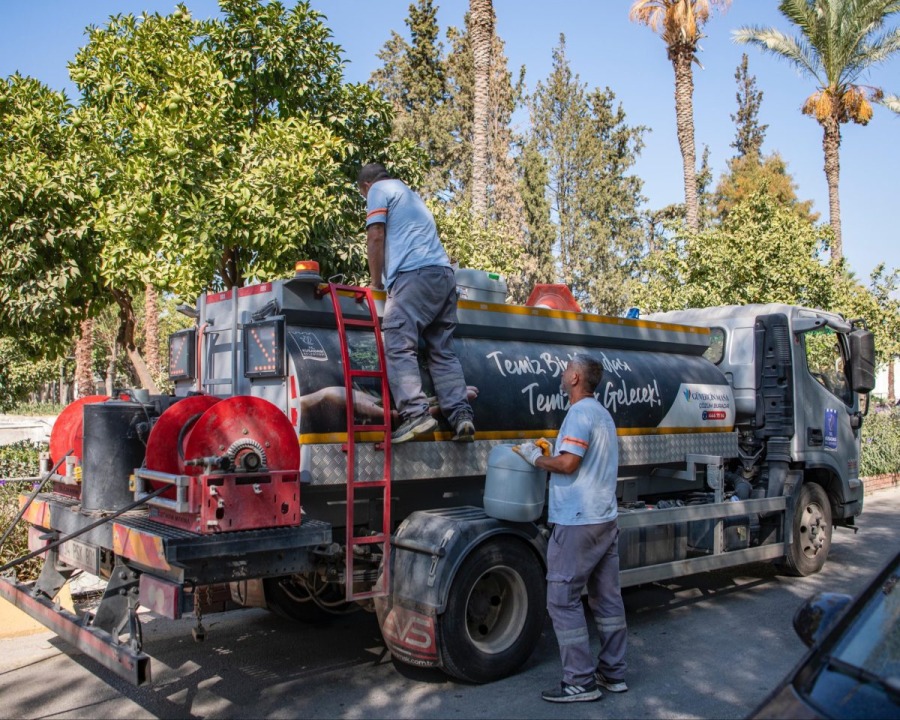 Kuşadası İnönü Bulvarı ve Kent Merkezindeki Derede Kapsamlı Temizlik Çalışması - Detay Görsel 1