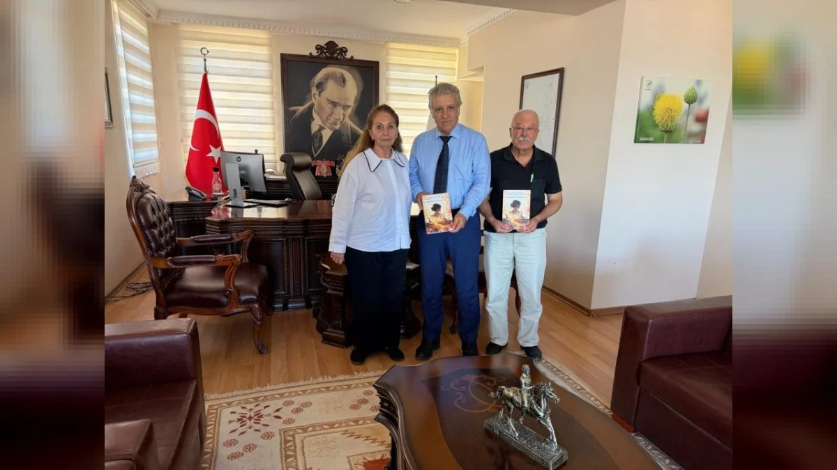 Yazar Mahmut Ökçesiz’den Kuşadası Kaymakamı İbrahim Keklik’e Anlamlı Kitap Takdimi