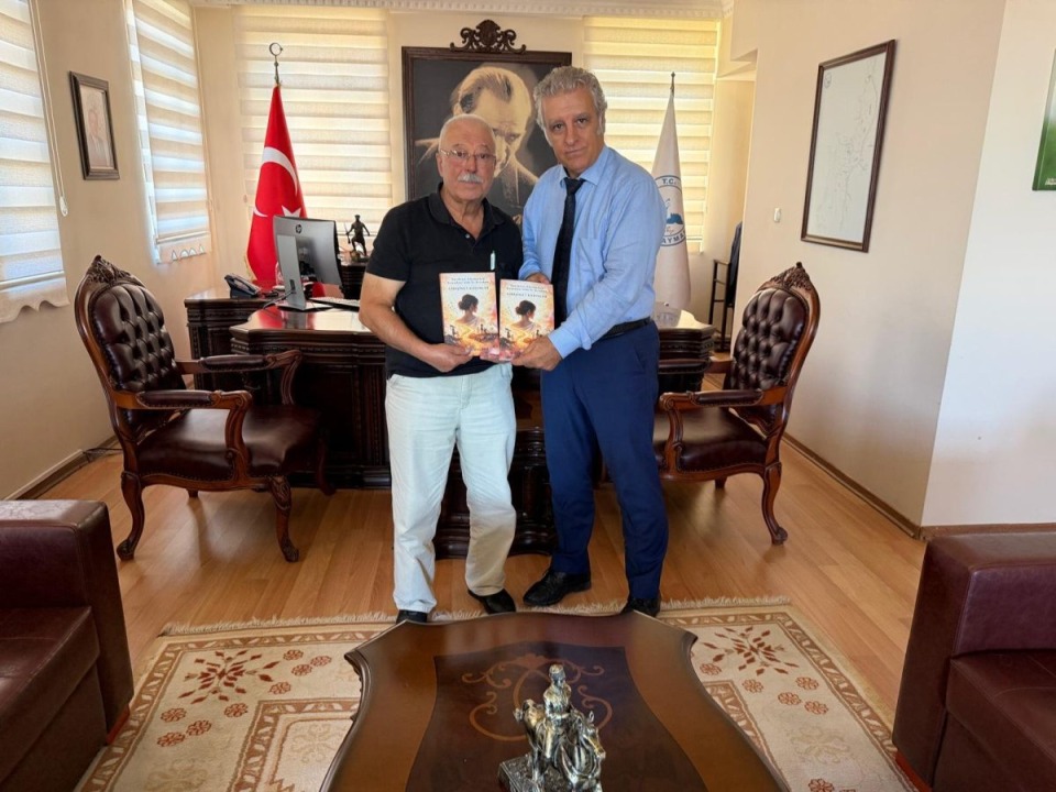 Yazar Mahmut Ökçesiz'den Kuşadası Kaymakamı İbrahim Keklik'e Anlamlı Kitap Takdimi - Detay Görsel 2