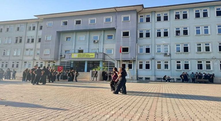 OKULLAR AÇILDI. SABAH SAATLERİNDE TRAFİK YOĞUNLAŞTI.