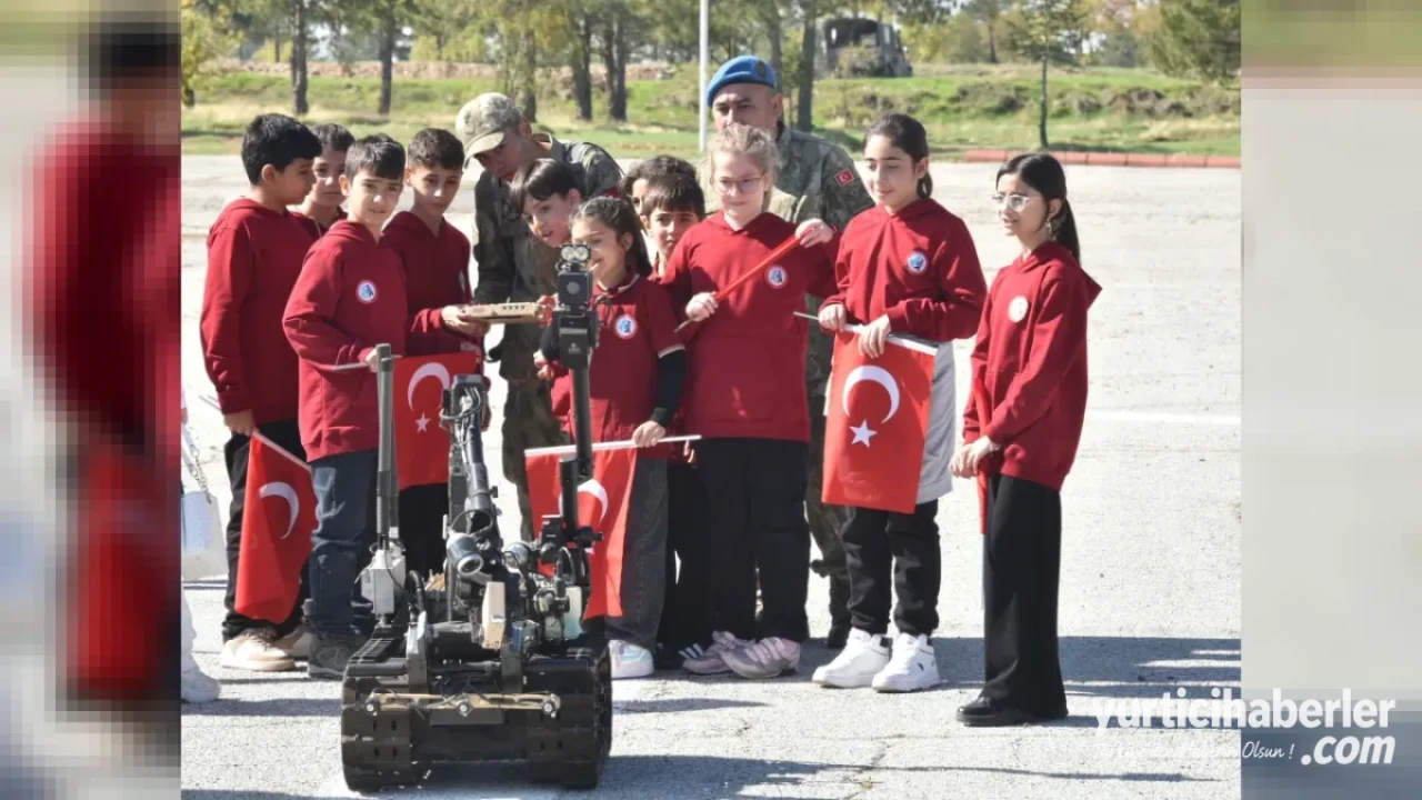 Malatya’da Mehmetçikle Bir Gün Projesi Kapsamında Öğrenciler Altay Kışlasında Ağımlandı