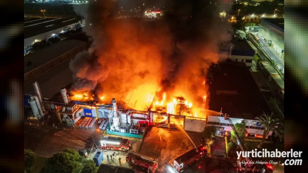 Manisa Organize Sanayi Bölgesindeki Akü Fabrikasında Korkutan Yangın Çıktı