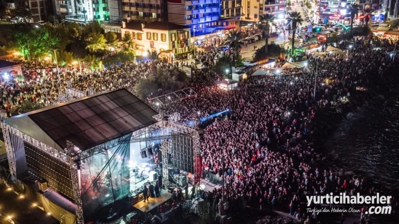 Kuşadası'nda Cumhuriyet'in 103. Yılı Kortej ve Gülşen Konseriyle Kutlandı - Detay Görsel 1