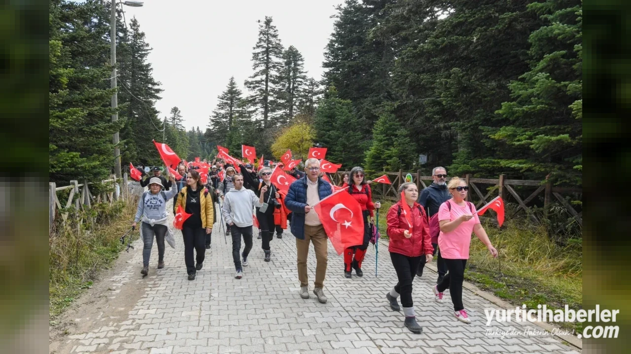 Uludağ’ın Zirvesinde Cumhuriyet Coşkusu: Doğanın İçinde Anlamlı Yürüyüş