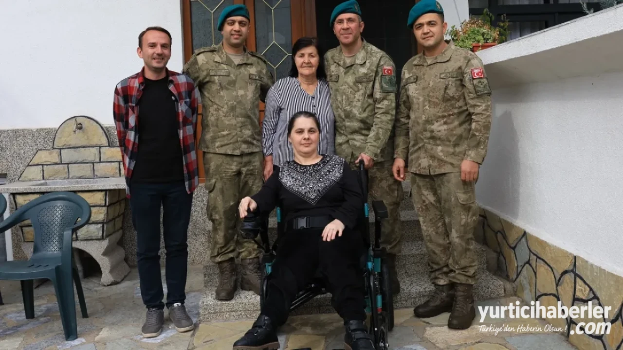 Türk Silahlı Kuvvetleri Kosova’da Özel Gereksinimli Vatandaşa Akülü Sandalye Teslim Etti