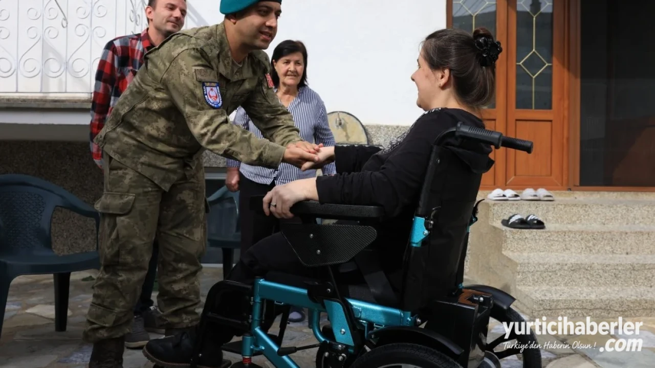 Türk Silahlı Kuvvetleri Kosova'da Özel Gereksinimli Vatandaşa Akülü Sandalye Teslim Etti - Detay Görsel 1