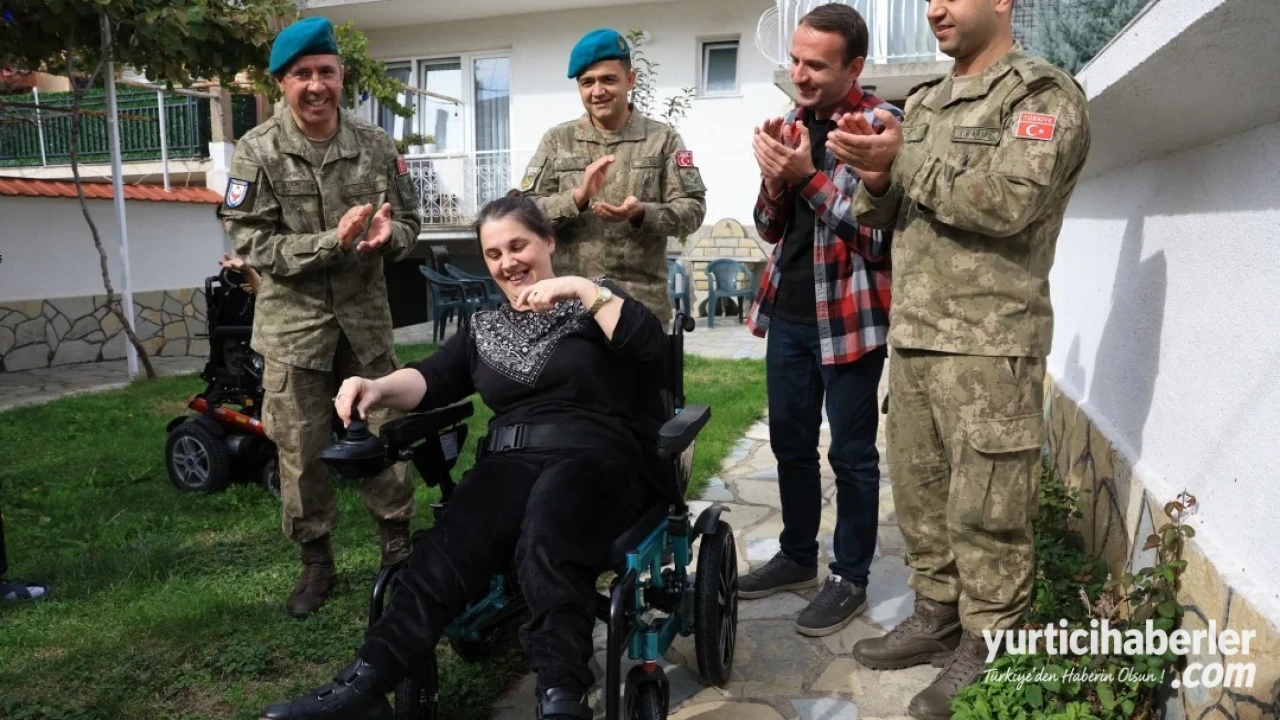 Türk Silahlı Kuvvetleri Kosova'da Özel Gereksinimli Vatandaşa Akülü Sandalye Teslim Etti - Detay Görsel 2