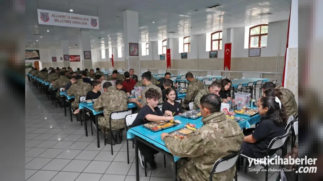 Kara Kuvvetleri Komutanlığı “Mehmetçikle Bir Gün Projesi” ile Öğrencileri Kışlalarda Ağırladı
