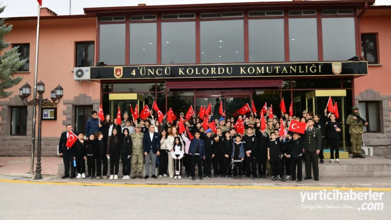 Kara Kuvvetleri Komutanlığı "Mehmetçikle Bir Gün Projesi" ile Öğrencileri Kışlalarda Ağırladı - Detay Görsel 3
