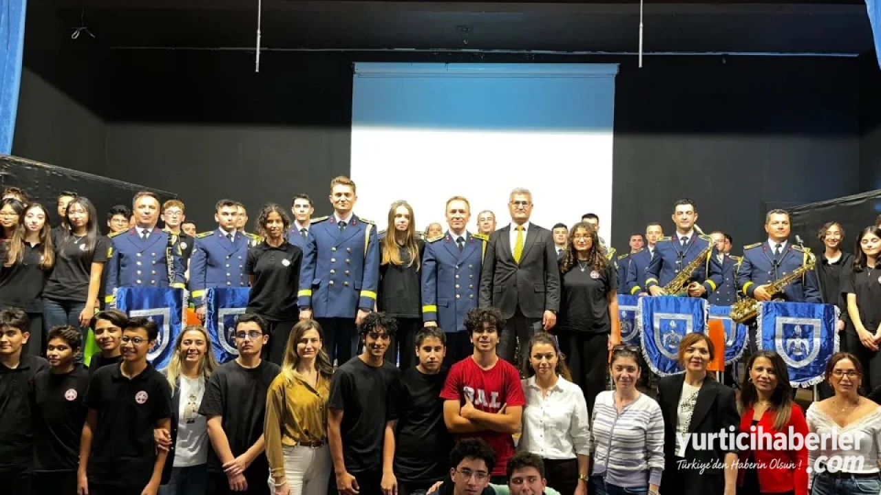Hava Eğitim Komutanlığı Bandosu İzmir Bornova Anadolu Lisesi Öğrencileriyle Buluştu - Detay Görsel 3