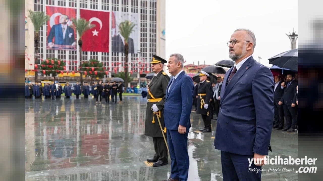 İzmir’de 29 Ekim Cumhuriyet Bayramı Coşkusu Cumhuriyet Meydanı’ndaki Törenle Başladı