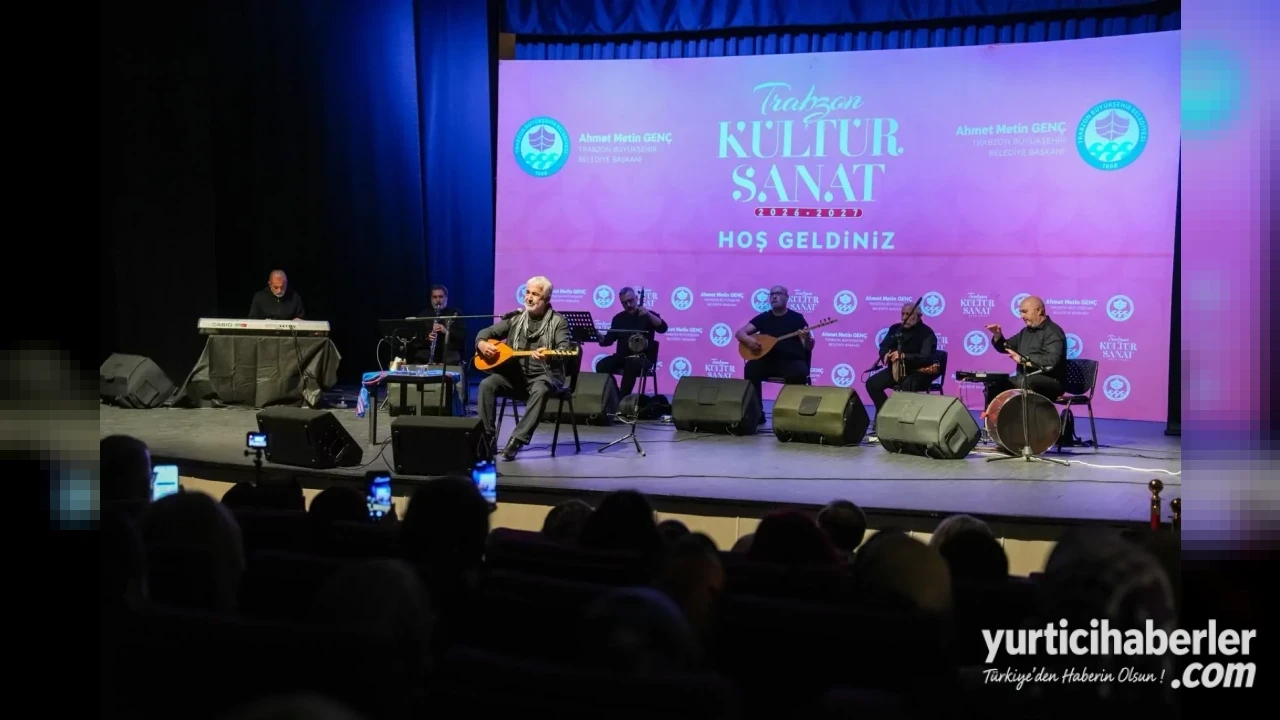 Trabzon Büyükşehir Belediyesinin Düzenlediği Konserde Esat Kabaklı Rüzgarı Esti