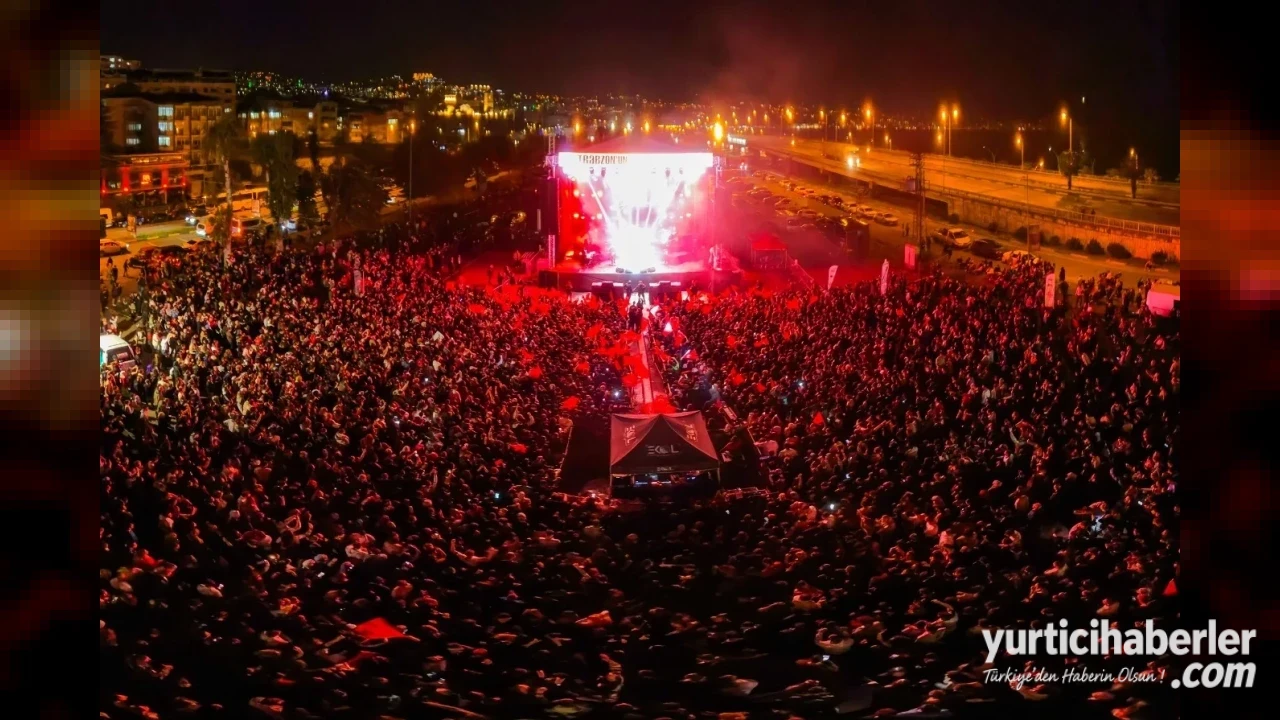 Trabzon Gastronomi Festivali’nde Sahne Alan Tuğçe Kandemir Hayranlarına Unutulmaz Bir Müzik Ziyafeti Sundu