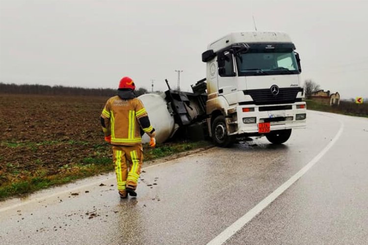 Bursa Yenişehir’de metanol yüklü tanker devrildi