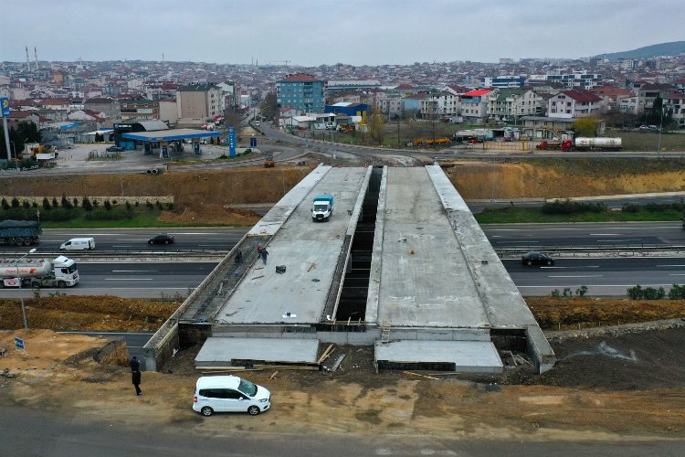 Kocaeli’nde Tembelova Köprüsü’nün kirişleri konuldu