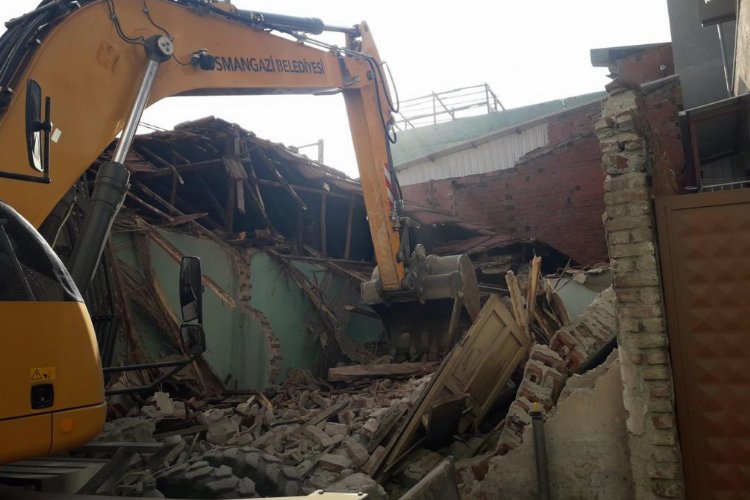 Bursa Osmangazi’de tehlikeli metruk yıkıldı