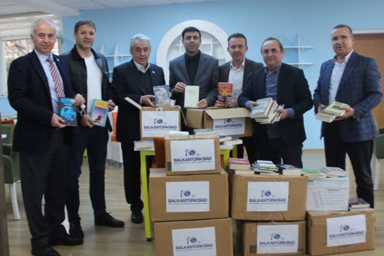 BALKANTÜRKSİAD’dan kitap bağışı