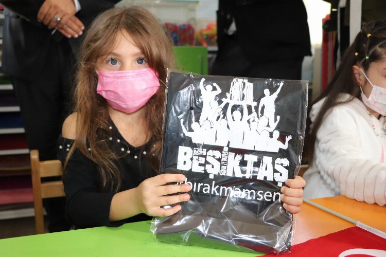 İzmir Karabağlar’da çocuklara hediyeler dağıtıldı