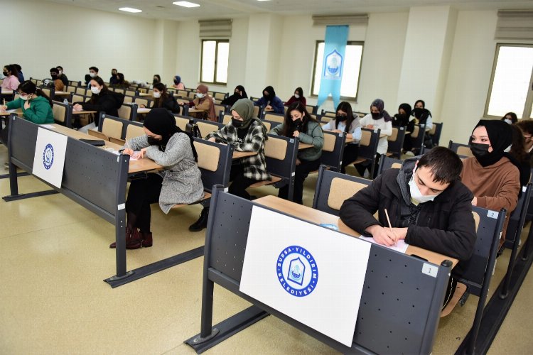 Bursa’da öğrenciler YKS provasını Yıldırım’da yaptı