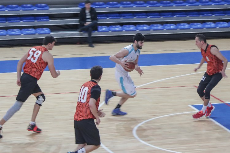 Kütahya Basketbol Takımı, ilk yarıyı lider tamamladı