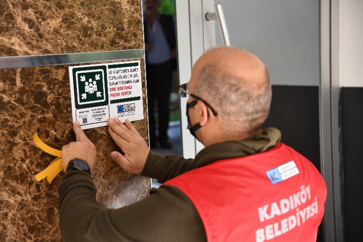 Kadıköy’de binalara karekodlu afet levhaları asıldı
