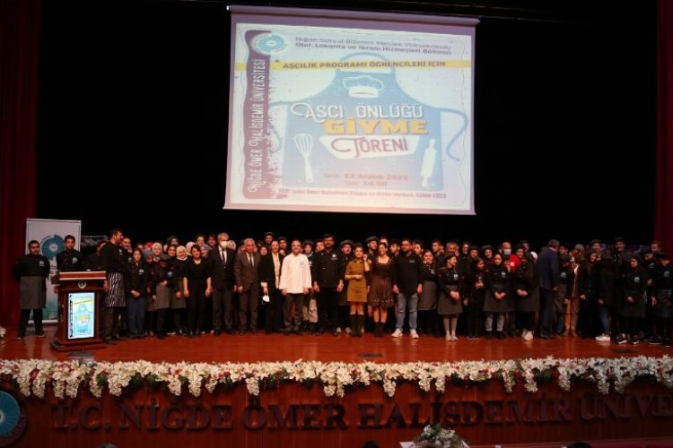 Aşçılar önlük giydi