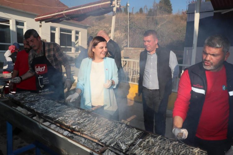 Kocaeli İzmit’te balık ekmekler Başkan’dan