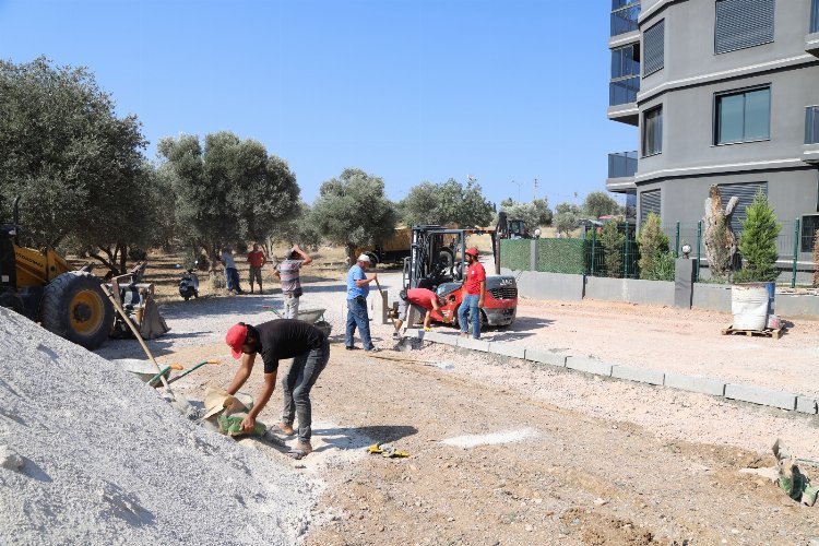İzmir Menderes’te yollarda üst yapı çalışması