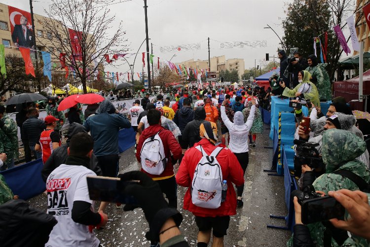 Gazi Yarı Maratonu’nda onbinler koştu