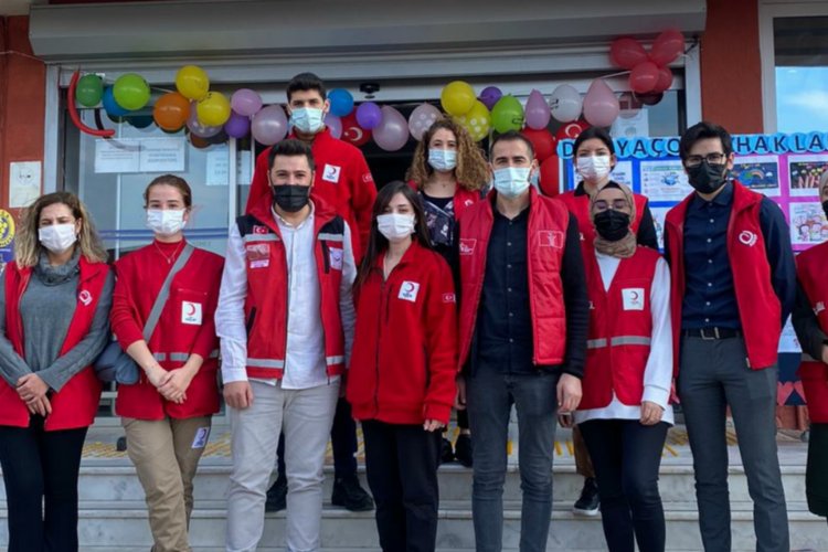 İzmir Buca’da Genç Kızılay’dan çocuklara etkinlik