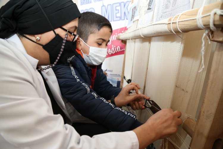 Kocaeli Gebze’de öğrenciler Hereke Halısı dokudu