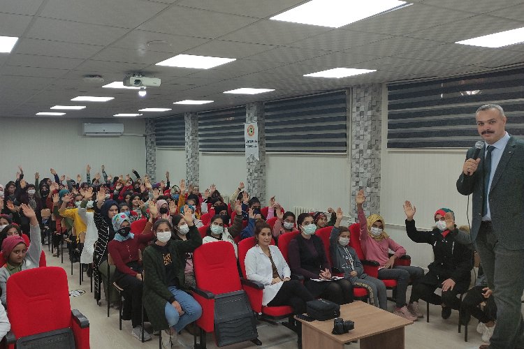 Yazar Metin Özmen: “Yanlış arkadaş seçimi başarıya yansıyor”