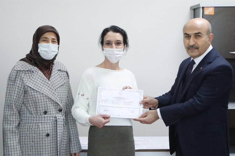 Mardin’de başarılı kursiyerler sertifikalarını Vali Demirtaş’tan aldı