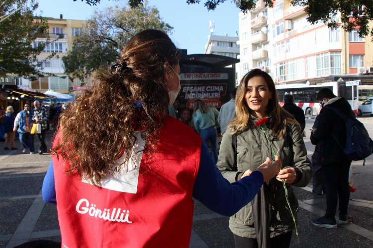 İzmir Buca’da Kızılay’dan kadınlara sürpriz