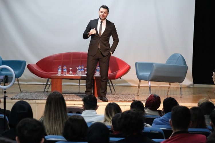 Yusuf Ziya Yüce Bursa’da genç iletişimcilerle buluştu