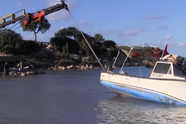Didim’de karaya oturan iki balıkçı teknesi kurtarıldı