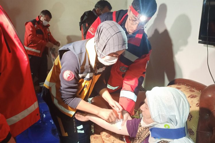Erzurum’daki deprem sonrası 5 ambulans, 3 UMKE timi görev başında