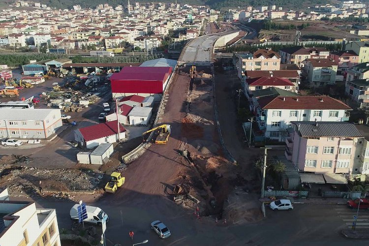Kocaeli İlimtepe yolunda otoyol geçiş köprüsü çalışmaları devam ediyor