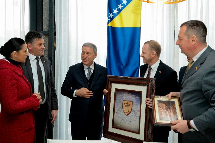 Bakan Akar’a Zenica’da ‘fahri’ belge