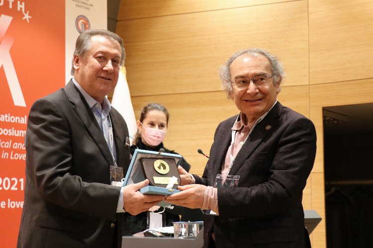 ‘ Aşk, girdiği kabın şeklini alıyor’