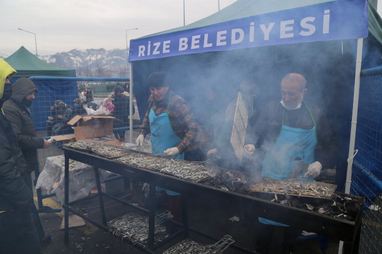 Rize’de 3 günde ayıklanan 2,5 ton hamsi 4 saatte tükendi