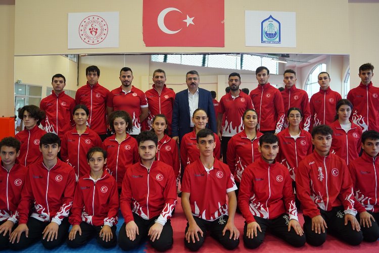 Bursa Yıldırım Belediyesi sporcularını, Kyokushın Karate Şampiyonası’na uğurladı
