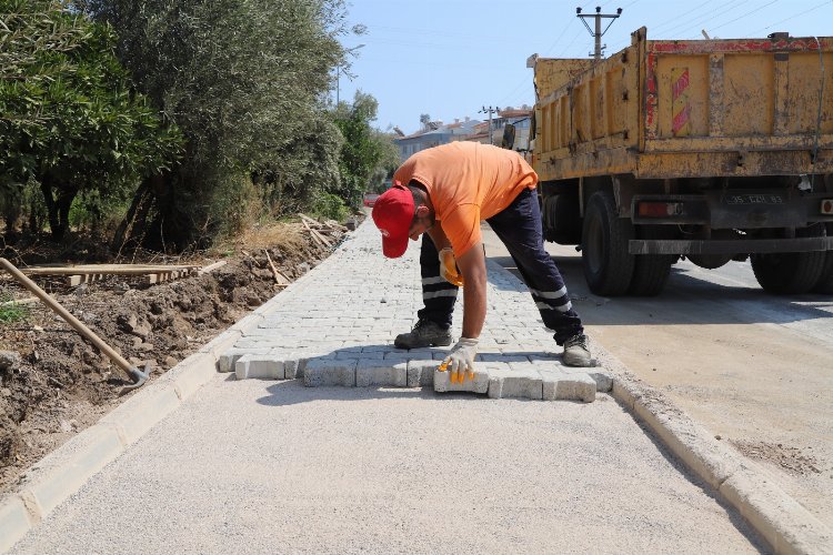 İzmir Menderes’te kaldırım çalışması