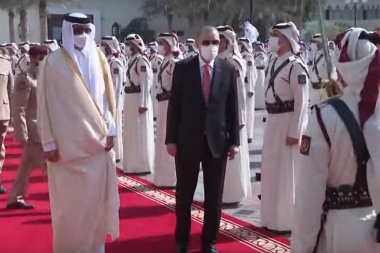 Katar’da Erdoğan resmi törenle karşılandı
