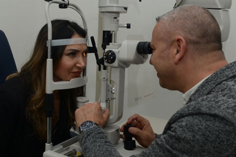 Ünlü manken gözlerine Bursa’da baktırdı!