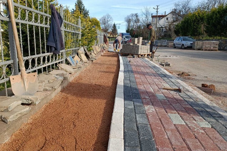 Kocaeli Kartepe’de asfaltı tamamlanan caddeye kaldırım makyajı