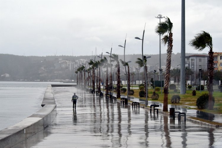 İzmir Aliağa’da fırtına etkisini sürdürecek